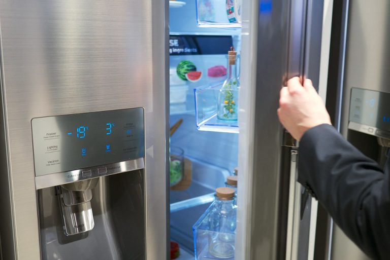Samsung Refrigerator Noise Stops When Door Open? (How To Fix Guide)